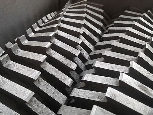 废旧电子垃圾撕碎机吸收多种撕碎机优点而出