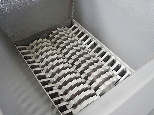 如何避免双轴撕碎机在作业中设备进入杂物?